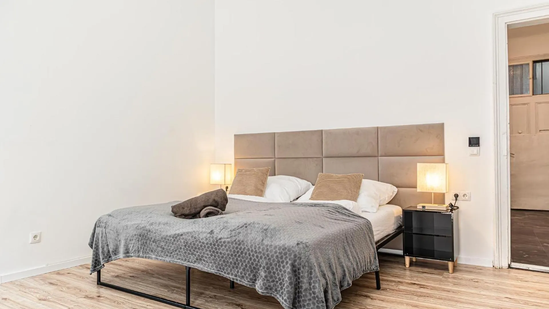 Past Meets Present - 1Br Apt Near Westbahnhof contacts
